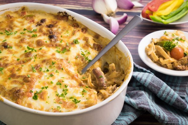 طاجن مكرونة بالسجق والموتزريلا